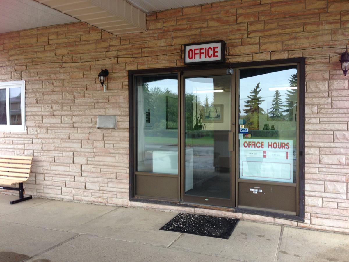 Plains Motor Inn Stettler Buitenkant foto