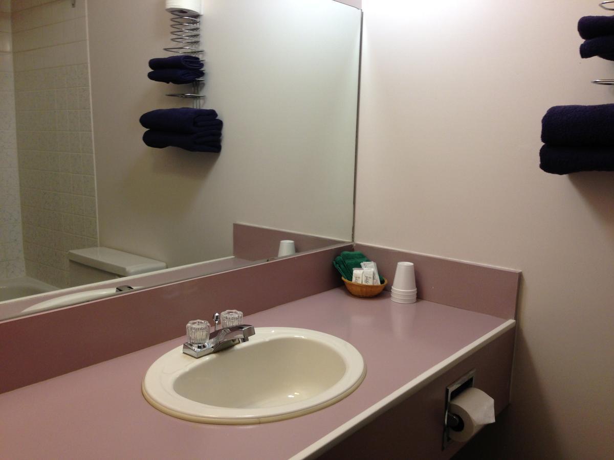 Plains Motor Inn Stettler Buitenkant foto